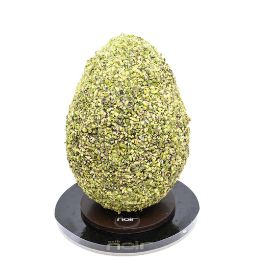 Uovo di Pasqua al cioccolato al latte con granella di pistacchio